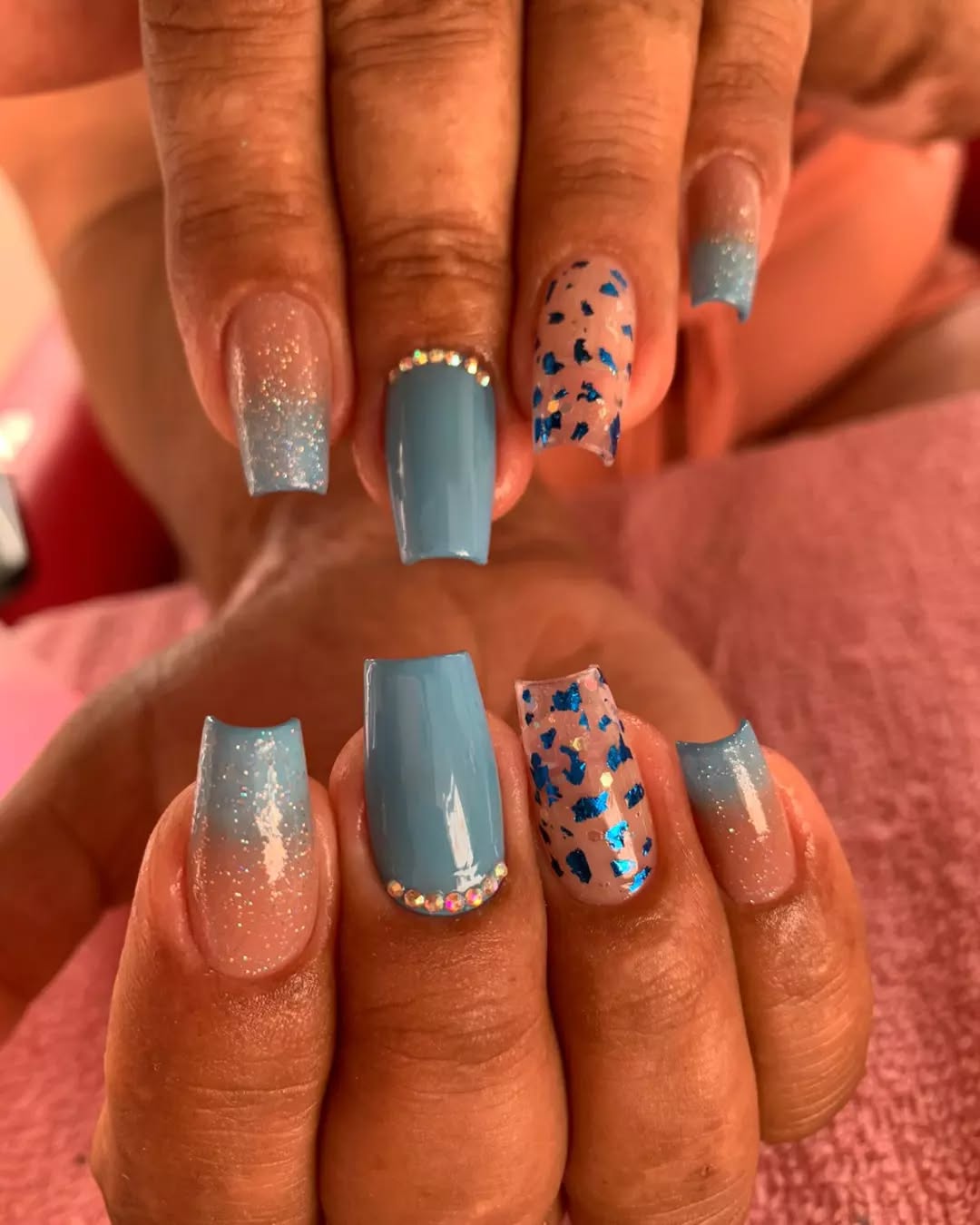 Unhas azul claro com design de leopardo