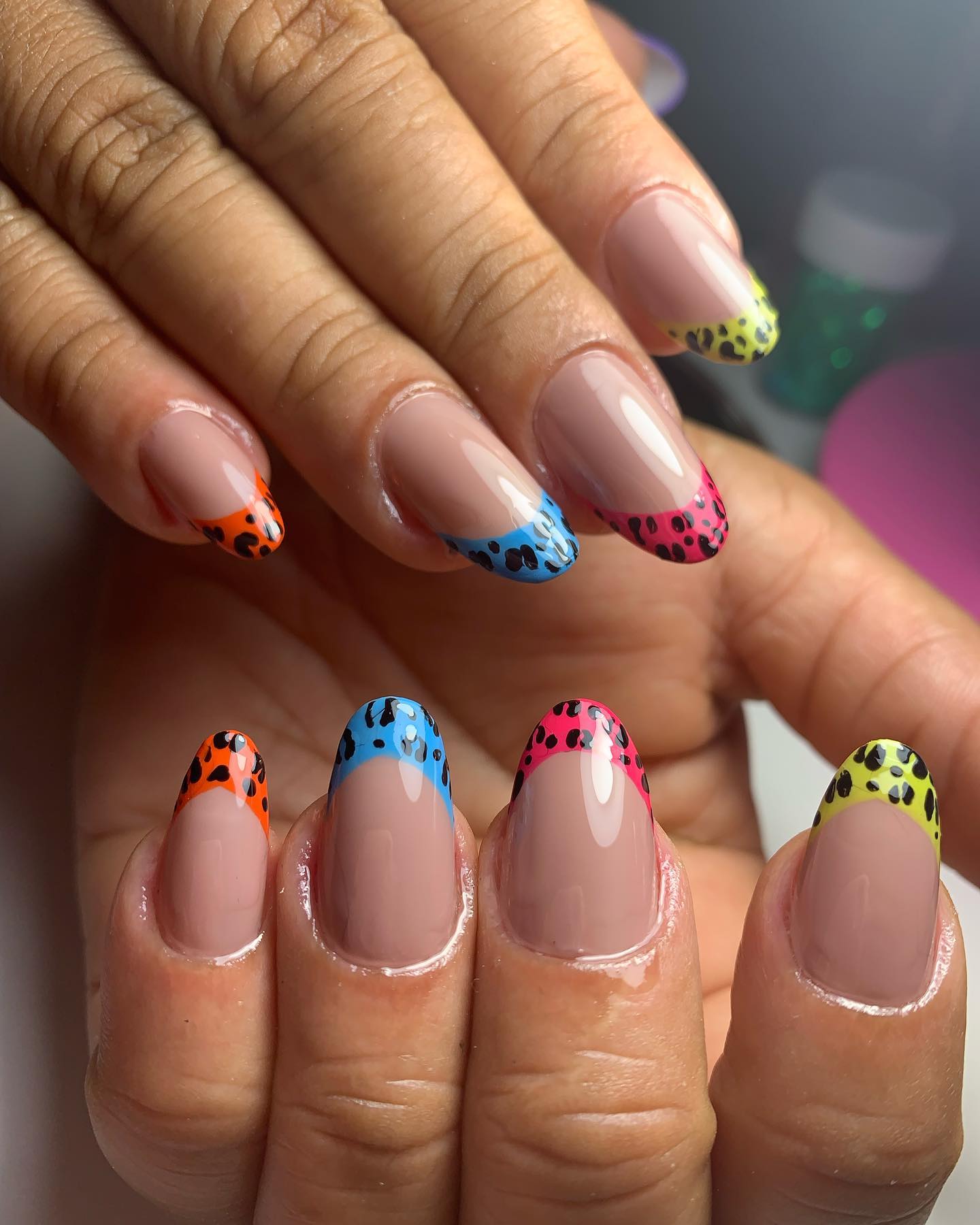 Unhas com francesinha colorida com padrão de leopardo