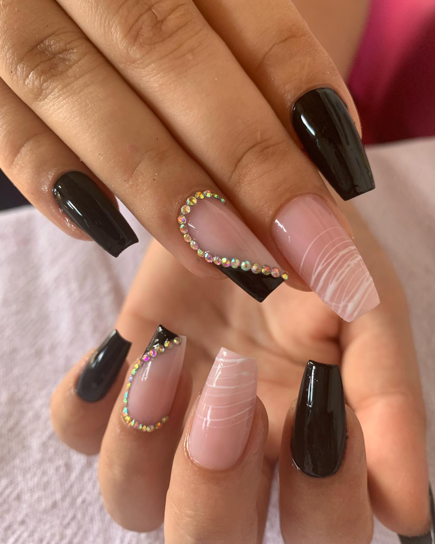Unhas pretas e rosa com aplicações de pedras
